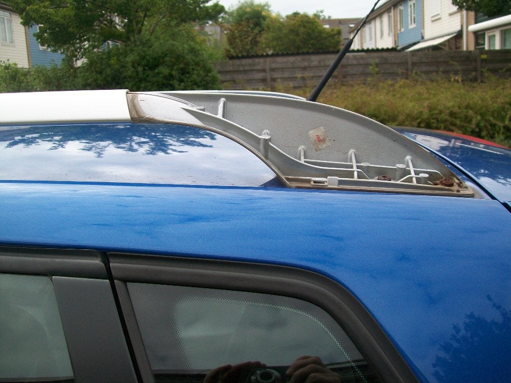 Gezocht: Afdekkap linker dakrail voor een VW Polo Cross/Fun, Verzenden, Gebruikt, Voor, Bumper