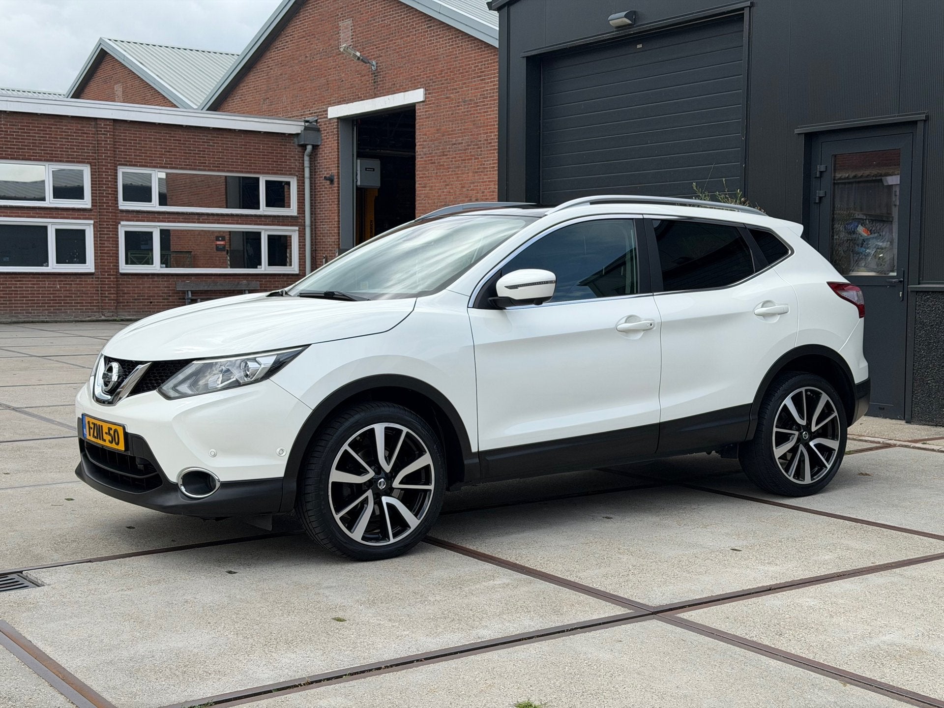 Nissan Qashqai 1.2 Tekna+ Pano Leer 360 camera 19'' Keyless, Auto's, Voorwielaandrijving, Gebruikt, Zwart, 4 cilinders