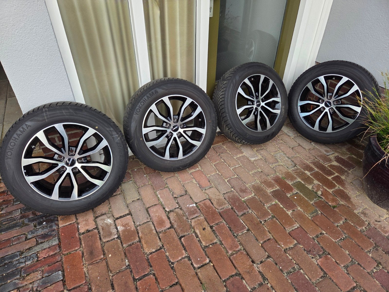 Set Banden en velgen Toyota Corolla Cross uit 2024., Ophalen, Banden en Velgen, 17 inch, Winterbanden