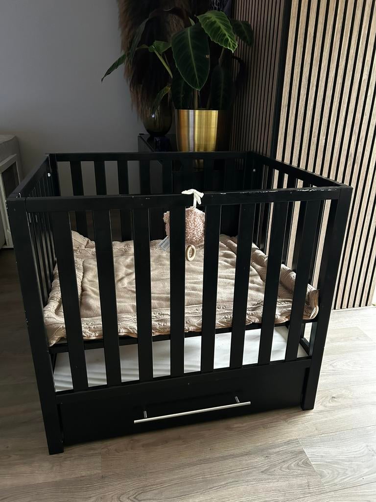 Babybox zwart met lade, Kinderen en Baby's, Boxen, Ophalen, Gebruikt, Vierkant, In hoogte verstelbaar