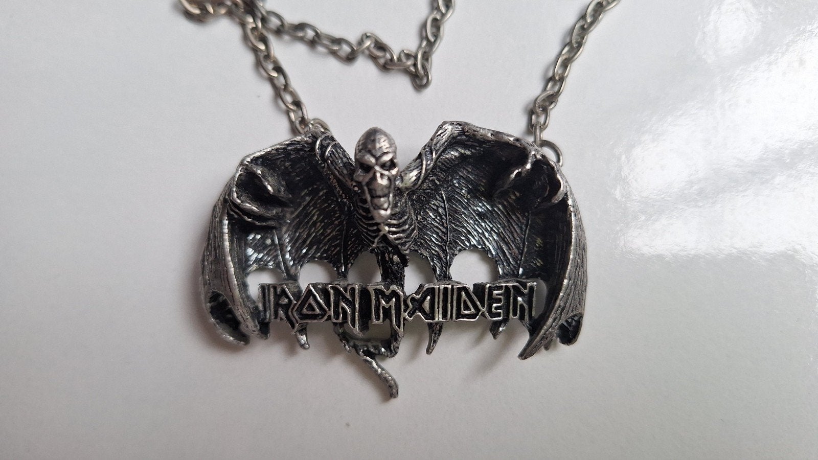 Iron Maiden Eddie hanger, zilverkleurig - fear of the dark, Ophalen of Verzenden, Zo goed als nieuw, Pop, Beeldje of Miniatuur