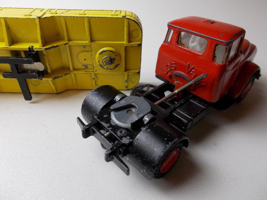 1969 LION CAR 34 (HOLLAND) DAF TORPEDO TRUCK RED/YELLOW., Ophalen of Verzenden, Gebruikt, Bus of Vrachtwagen, Lion Toys