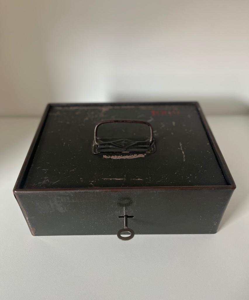 Vintage metalen geldkist, Ophalen of Verzenden, Gebruikt, Metaal of Blik, Overige thema's