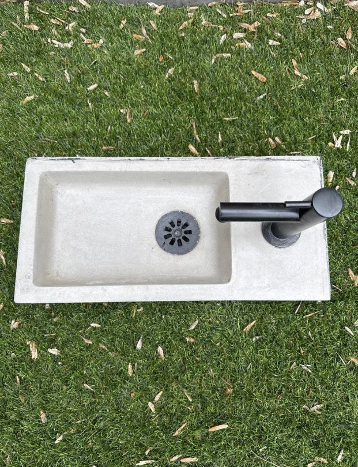 Betonnen wastafel met zwarte kraan, Ophalen of Verzenden, Zo goed als nieuw, Steen, Wastafel