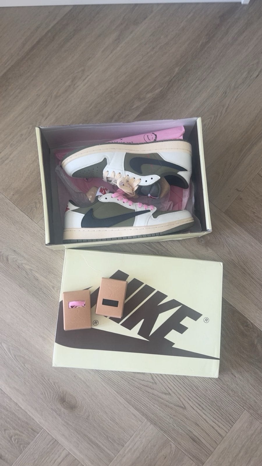 Nike air 1 low x travis scott olive, Kleding | Heren, Wit, Ophalen of Verzenden, Sneakers of Gympen, Zo goed als nieuw
