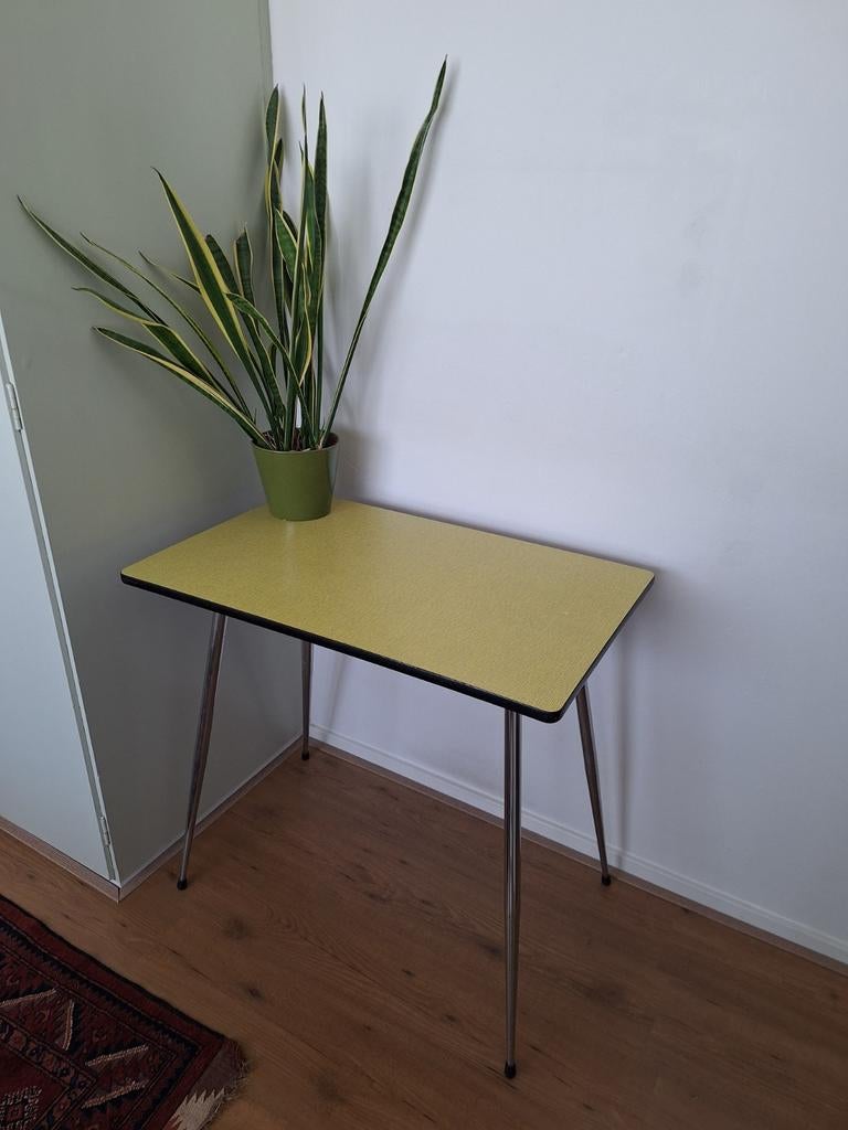 Formica tafel geel vintage 49x79cm, Ophalen, Zo goed als nieuw, 25 tot 50 cm, Rechthoekig