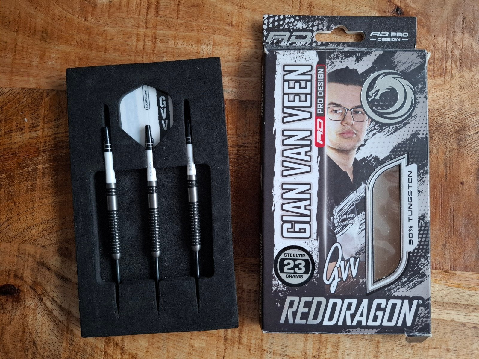 Red Dragon Gian van Veen Axis 90% dartpijlen ZGAN, Ophalen of Verzenden, Zo goed als nieuw, Pijlen