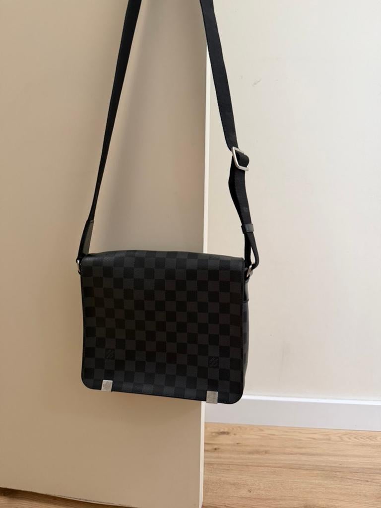 Louis vuitton schoudertas District PM, Sieraden, Tassen en Uiterlijk, Tassen | Schoudertassen, Ophalen of Verzenden, Zo goed als nieuw