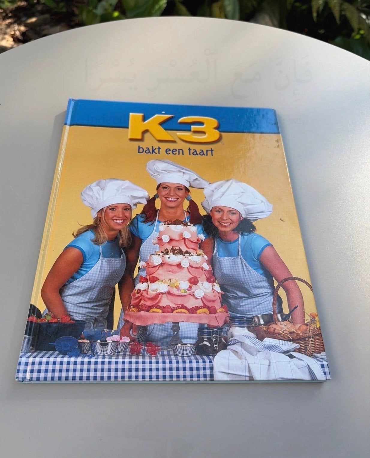 K3 Bakt een Taart - Kinderkookboek, Boeken, Ophalen of Verzenden, Zo goed als nieuw, Taart, Gebak en Desserts