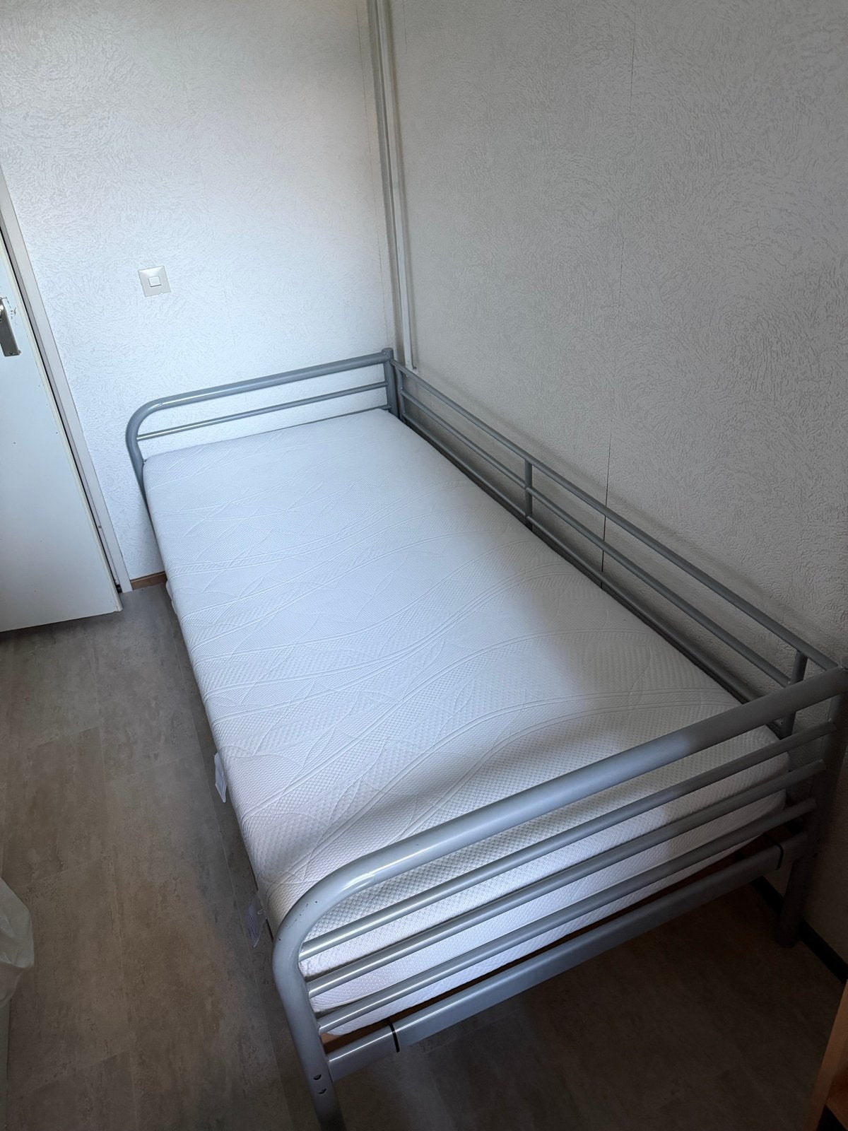 Ikea bedframe met matras en beddengoed, Ophalen, 90 cm, Eenpersoons, Zo goed als nieuw