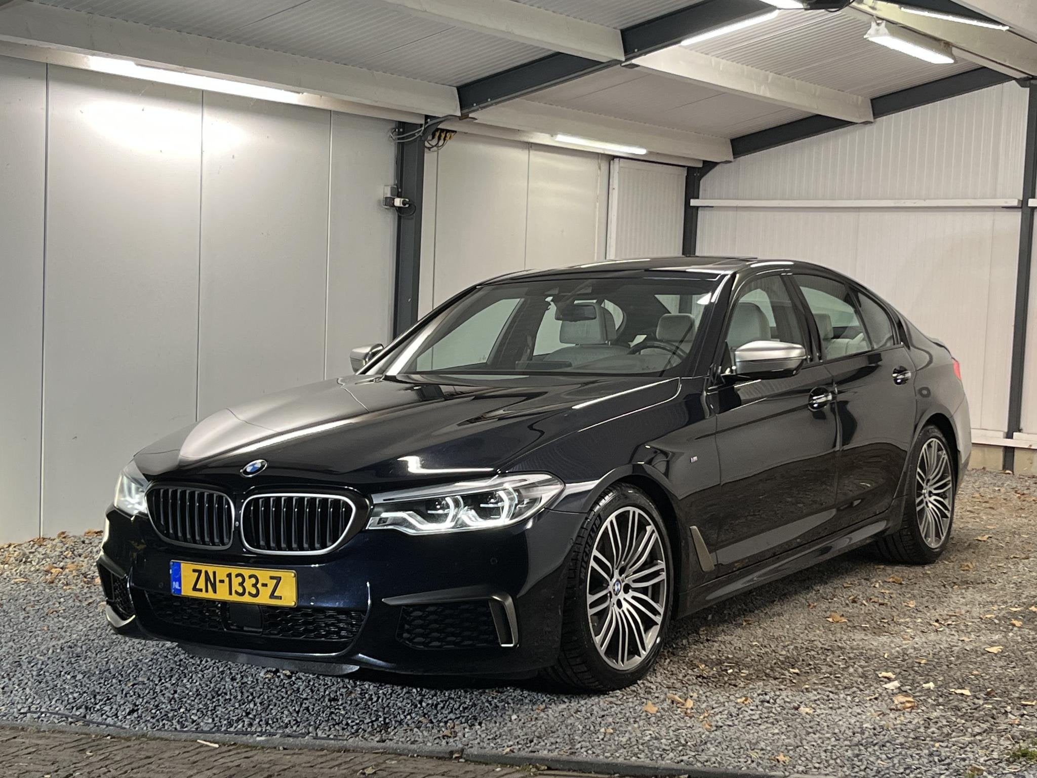 BMW 5-serie M550i xDrive High Exe 2017 VOLL OPTIES*NP €153, Auto's, BMW, Automaat, Gebruikt, 4395 cc, Zwart