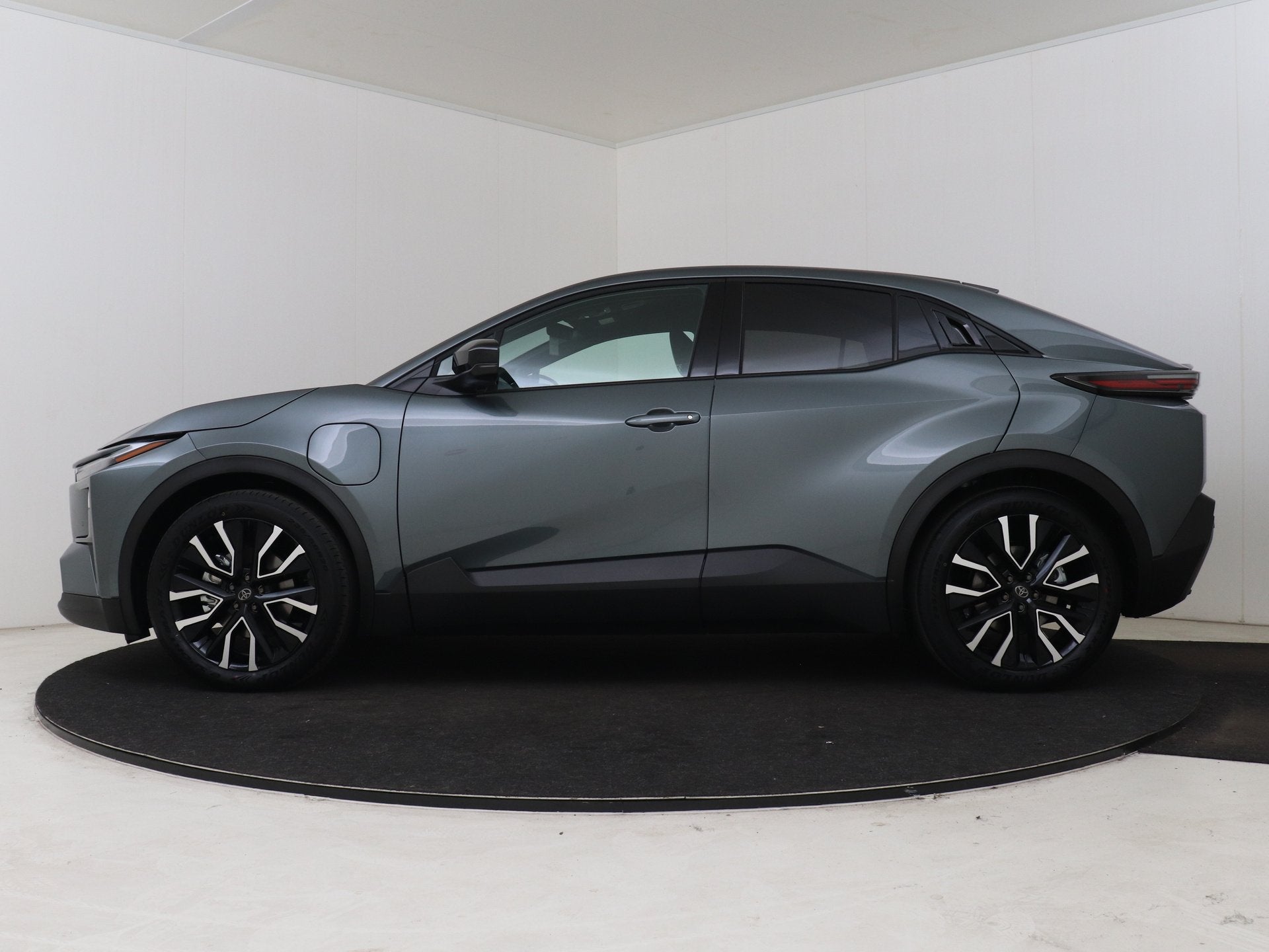Toyota C-HR+ First Edition 77 kWh 20" (bj 2026, automaat), Auto's, Toyota, 12 maanden, Leder en Stof, Origineel Nederlands, Automatische klimaatregeling