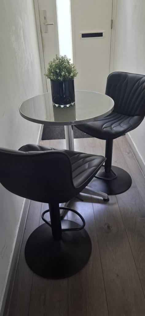 Rond tafel met 2 bar stoelen, Ophalen, Zo goed als nieuw, 75 tot 100 cm