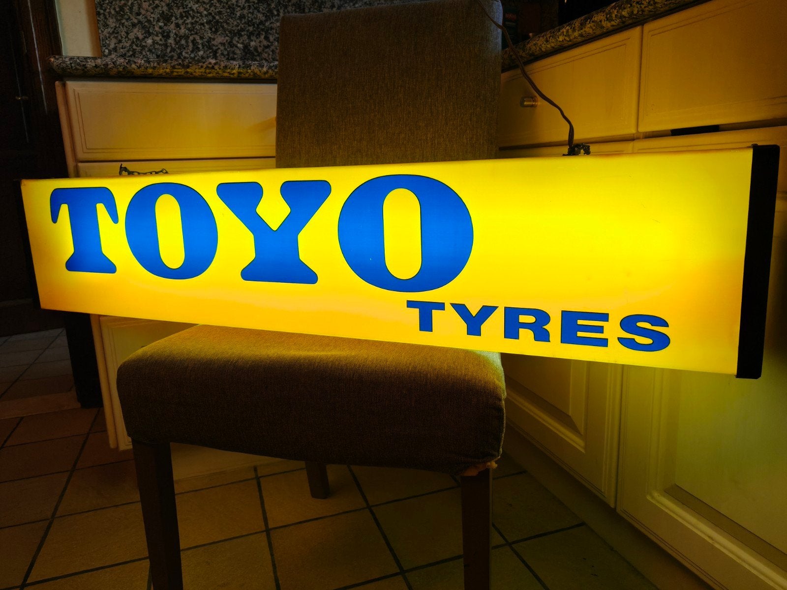 toyo tyres lichtbak, Ophalen, Lichtbak of (neon) lamp