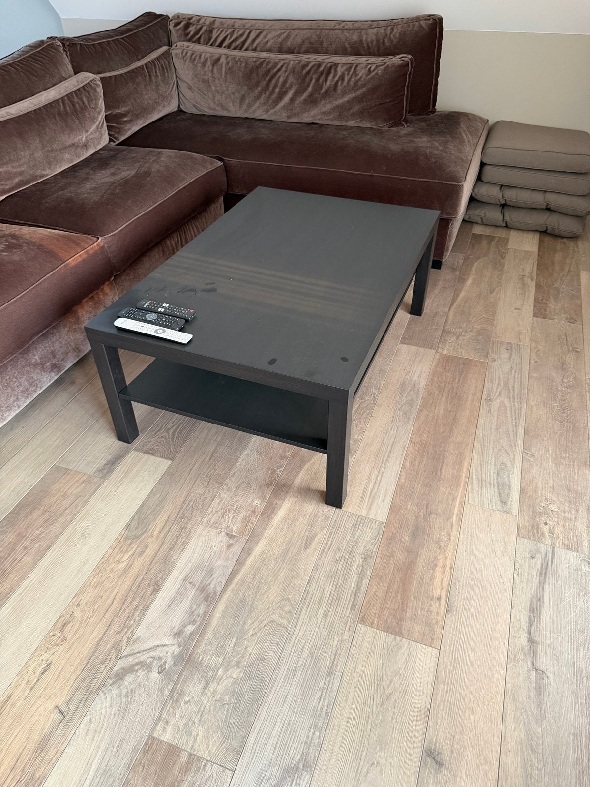 Foto 2 van Zeer nette Comfortabele hoekbank van velours,  bronskleurig