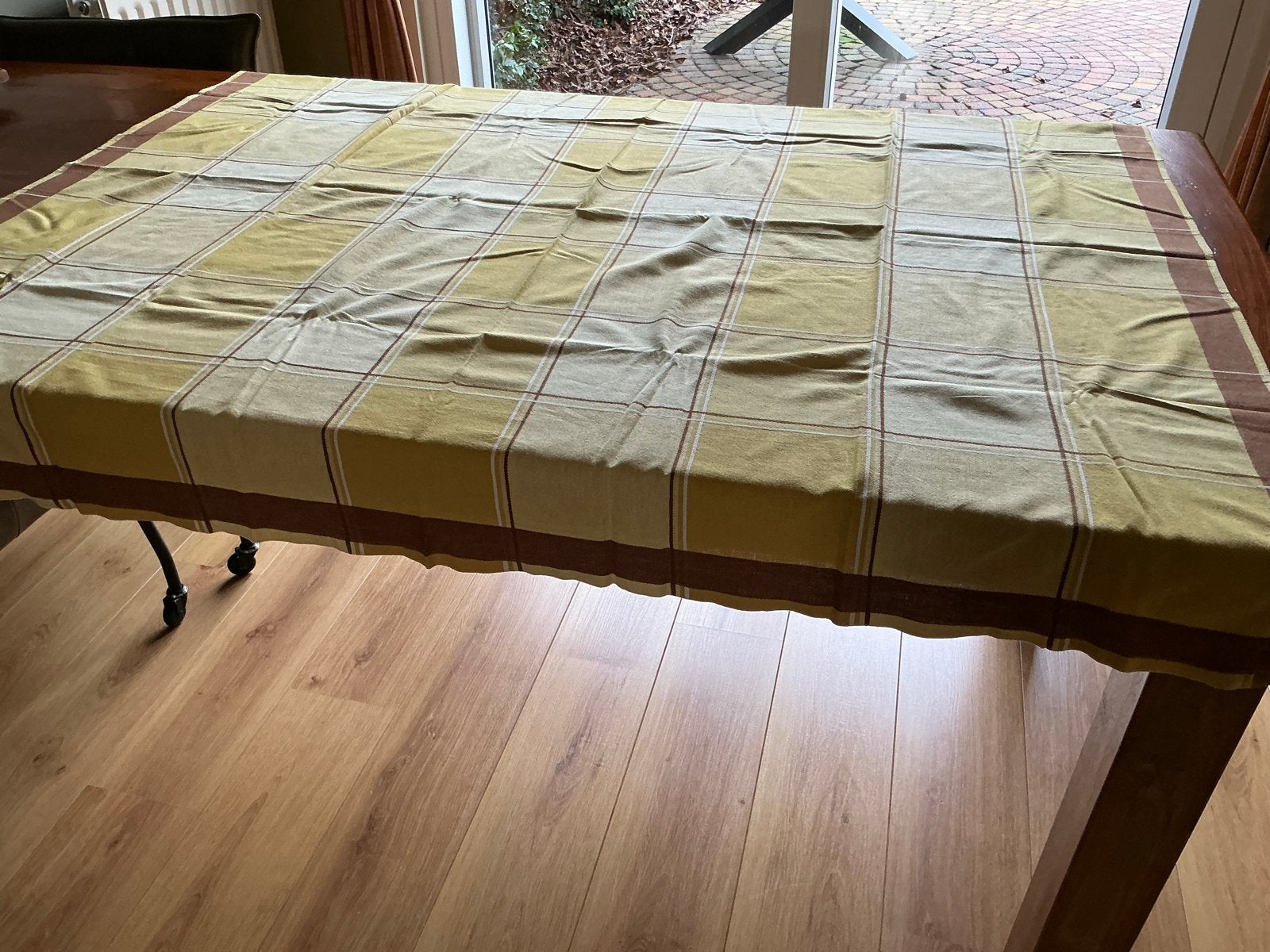 VINTAGE TAFELKLEED, OKERGEEL  EN BRUIN, GERUIT PATROON, Huis en Inrichting, 145 cm, 130 cm, Sierrand, Ophalen of Verzenden