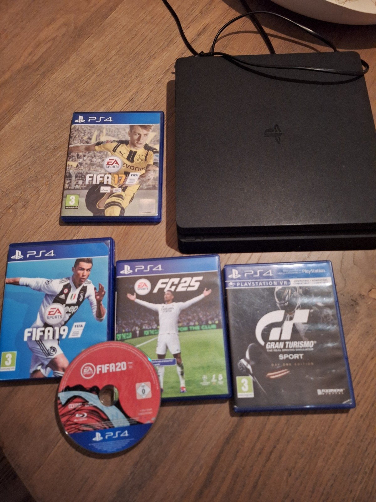 PlayStation 4 Slim met 5 games (FIFA, Gran Turismo), Gebruikt, 2 spelers, Ophalen of Verzenden, Eén computer