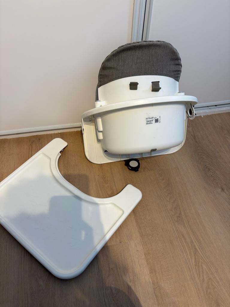 Kinderzitje met eetblad en gordel Stokke, Kinderen en Baby's, Kinderstoelen, Ophalen of Verzenden, Gebruikt, Overige typen, Afneembaar eetblad
