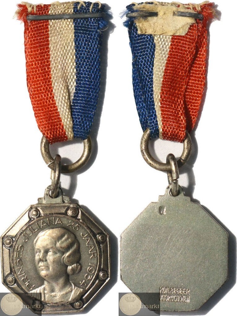 Draagpenning 1934 '25e Verjaardag Prinses Juliana', Ophalen of Verzenden, Overige materialen, Nederland