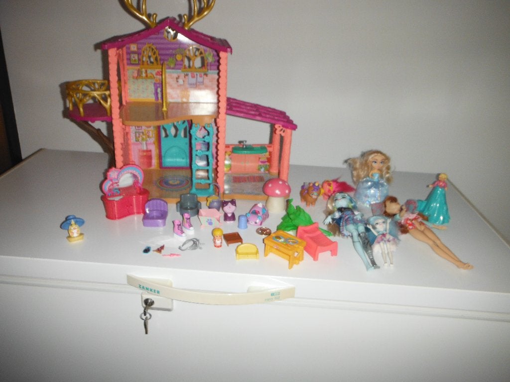 Foto 2 van poppenhuis met barbiepoppen