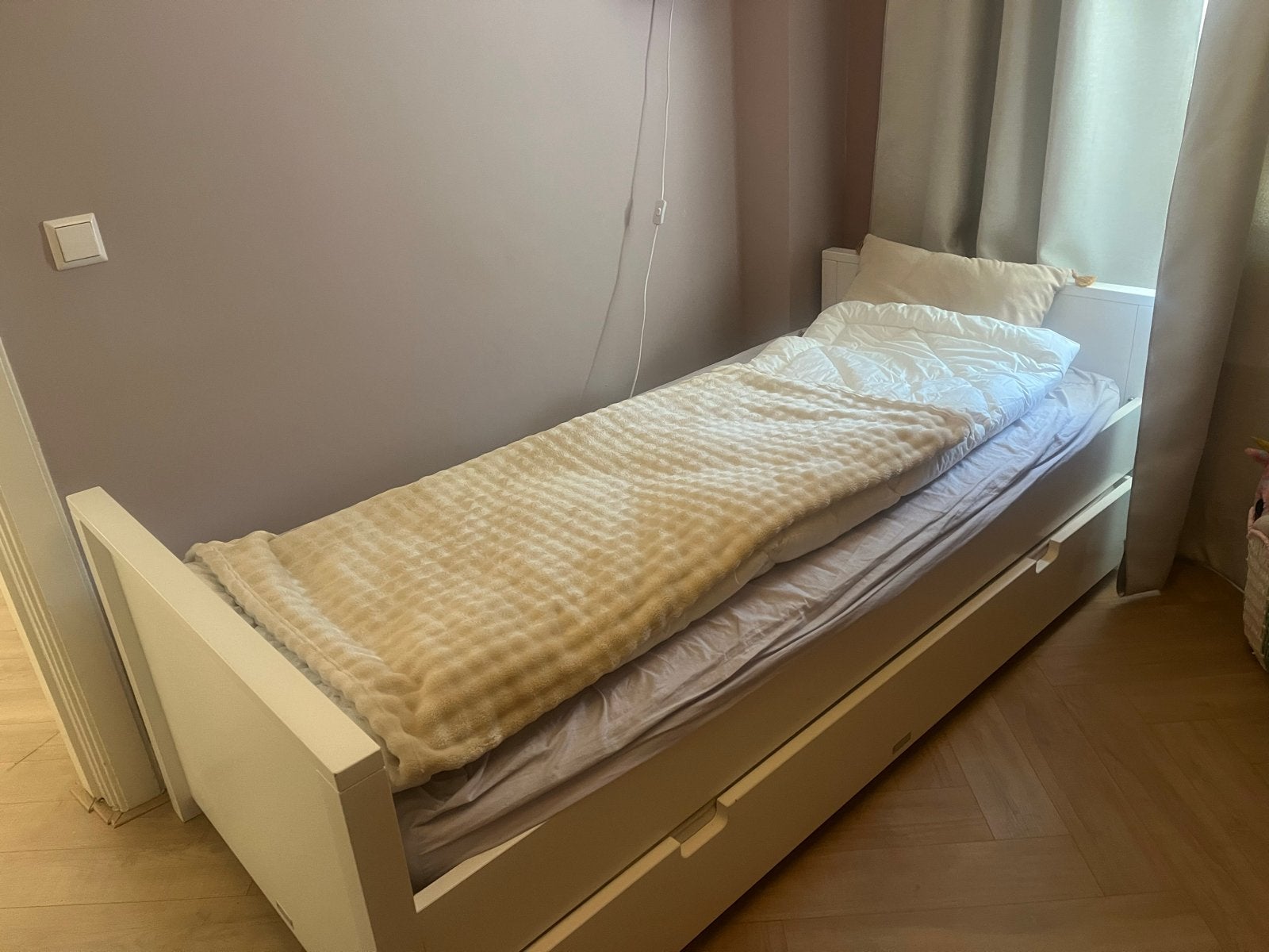 Kinderbed/logeerbed met uitschuifbed en matrassen, Ophalen, Gebruikt, Eenpersoons, Wit