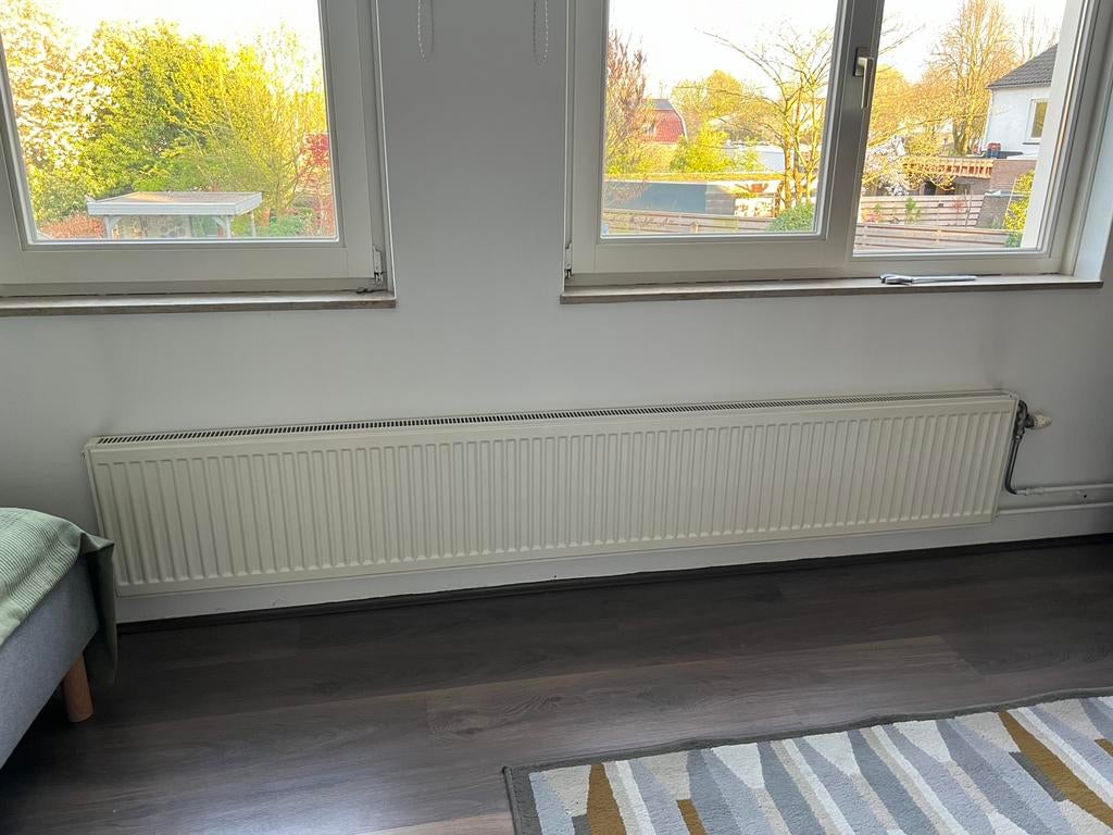 Lange nette radiator., Doe-het-zelf en Verbouw, Verwarming en Radiatoren, Ophalen, 30 tot 80 cm, Radiator, 150 cm of meer