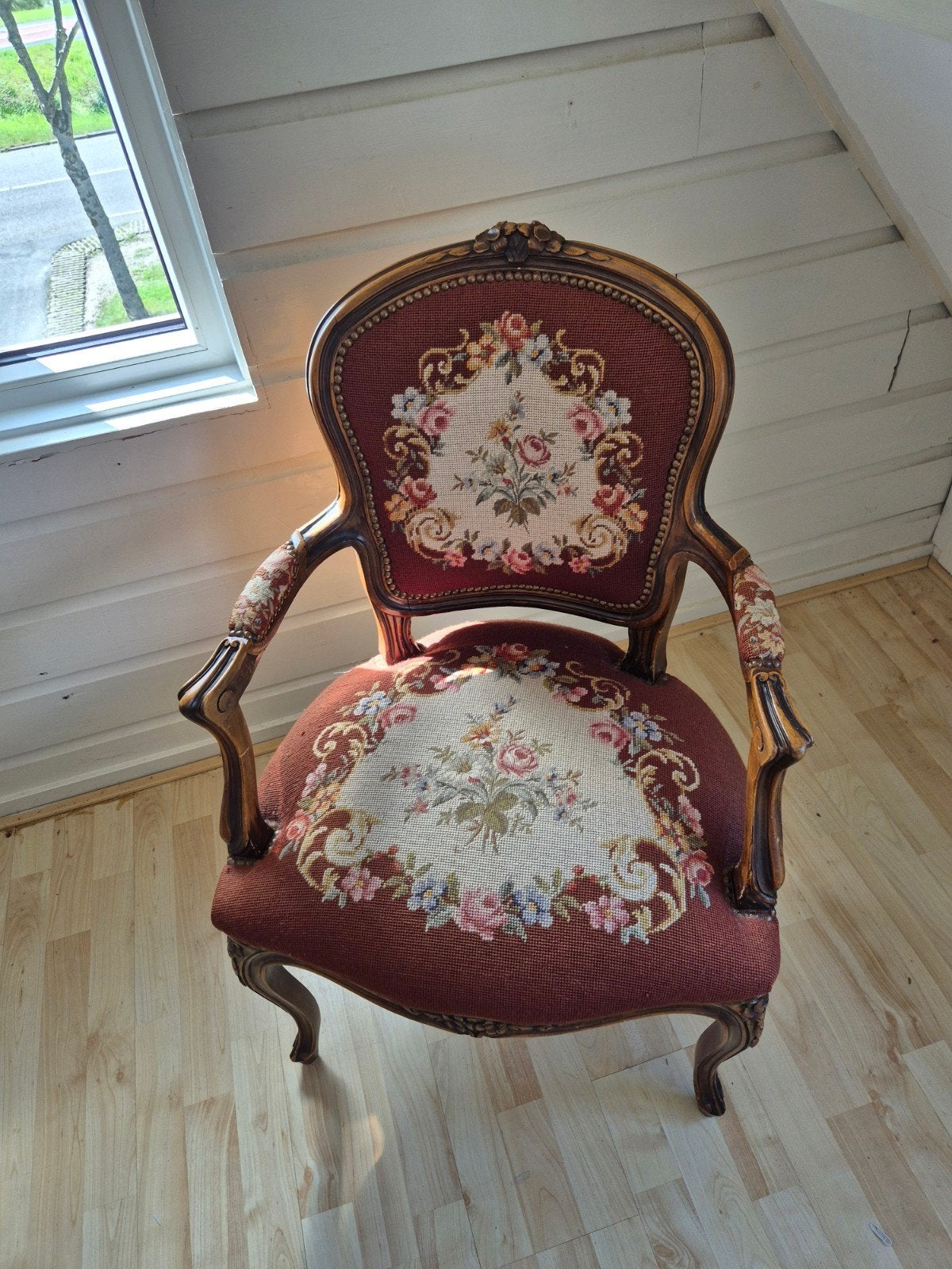 Antieke fauteuil met geborduurde bekleding, Ophalen