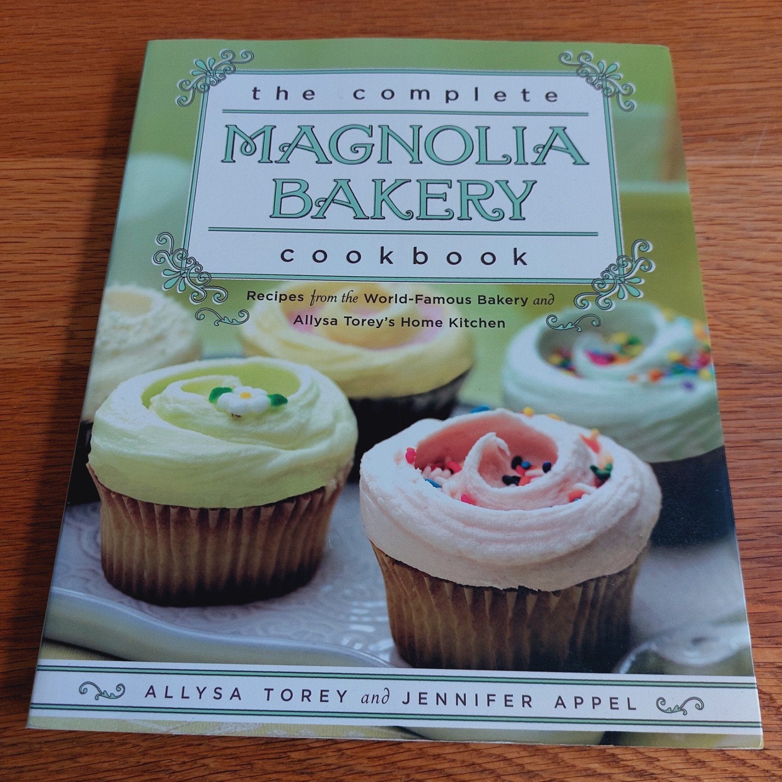 The Complete Magnolia Bakery Cookbook - Cupcakes & Gebak, Taart, Gebak en Desserts, Ophalen of Verzenden, Zo goed als nieuw, Allysa Torey and Jennifer Appel