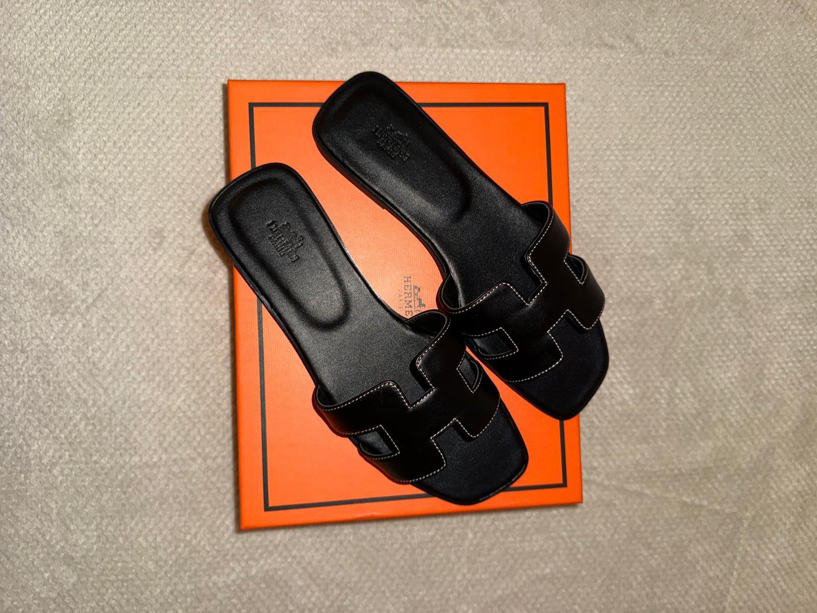 Hermès Oran Slippers 🔥 3 PAAR + 1 GRATIS | 6 KLEUREN, Kleding | Dames, Schoenen, Ophalen of Verzenden, Zo goed als nieuw, Overige kleuren