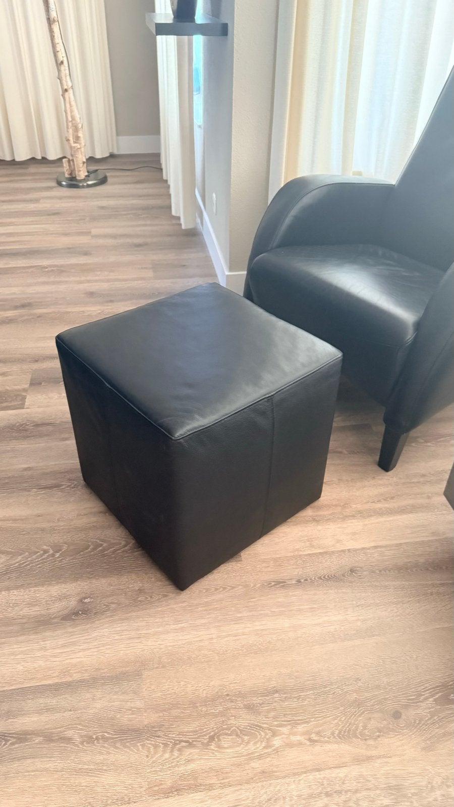 Zwarte leren poef 2 stuks- Zo goed als nieuw, Leer, Ophalen of Verzenden, Zo goed als nieuw, 50 tot 75 cm