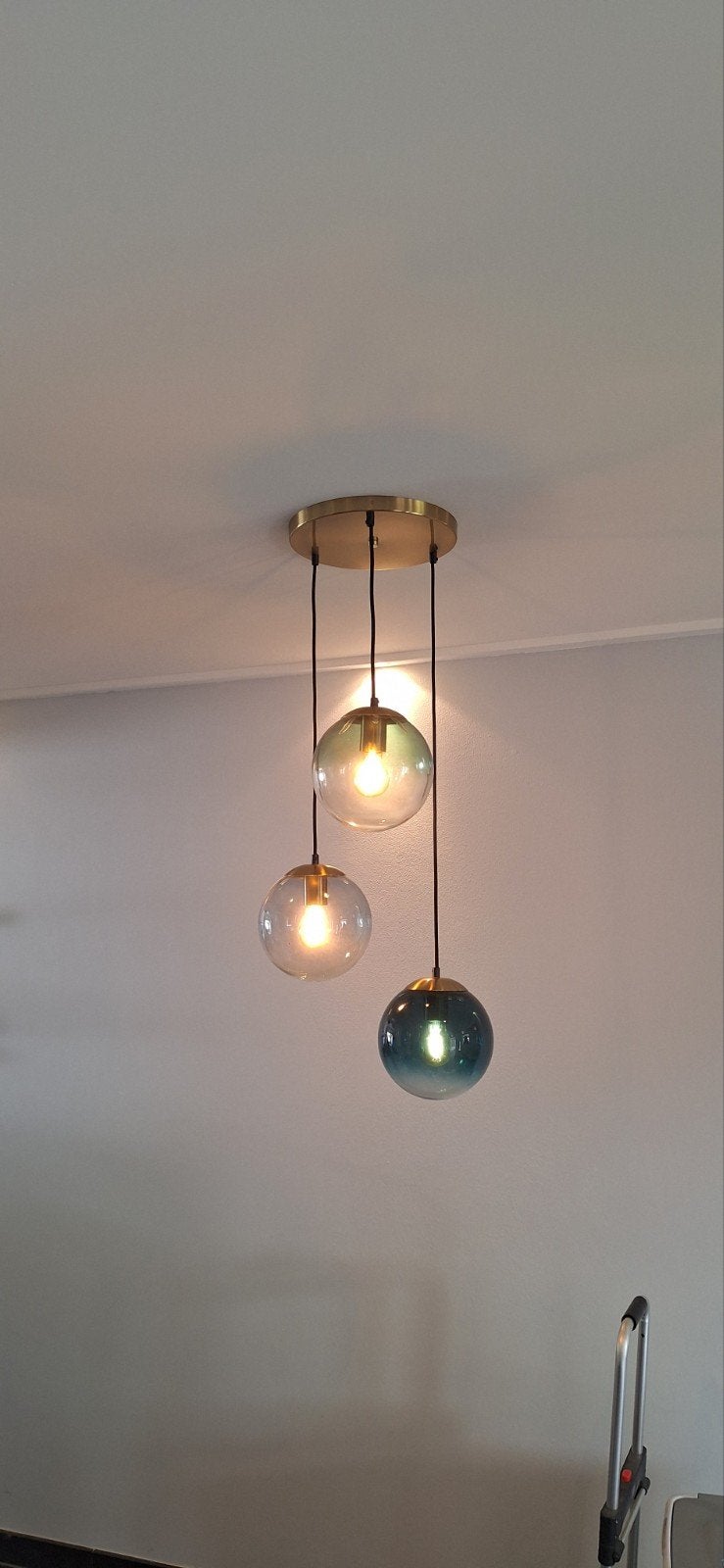 Moderne hanglamp met 3 glazen bollen, messing afwerking, Ophalen, Modern, Scandinavisch, E14 (klein), Zo goed als nieuw