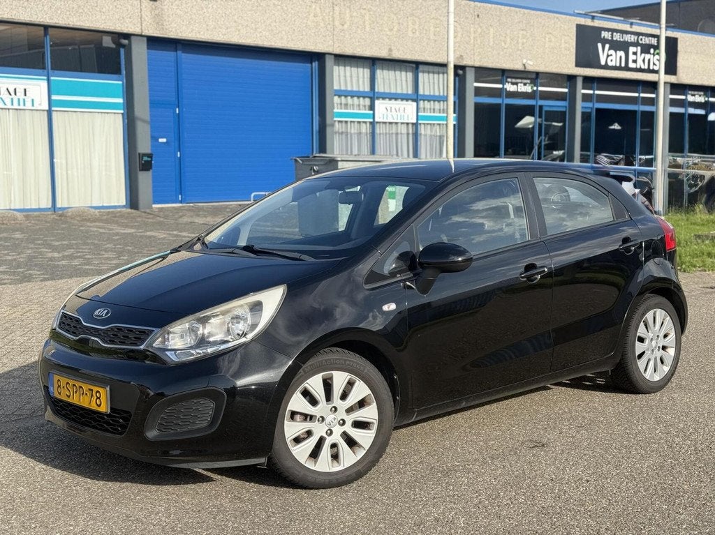 Kia Rio 1.4 CVVT 6-BAK 2013 5-DRS Zwart Airco Elekpakket, Auto's, Kia, Voorwielaandrijving, Euro 5, 450 kg, 1396 cc