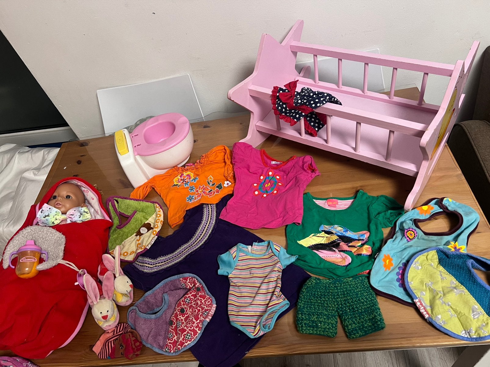 babypop set met wieg, kleding en accessoires, Kinderen en Baby's, Speelgoed | Poppen, Ophalen, Zo goed als nieuw, Babypop