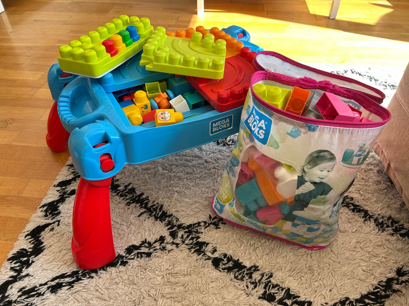 Mega Bloks speeltafel met blokken, Kinderen en Baby's, Speelgoed | Bouwstenen, Ophalen of Verzenden, Gebruikt, Megabloks