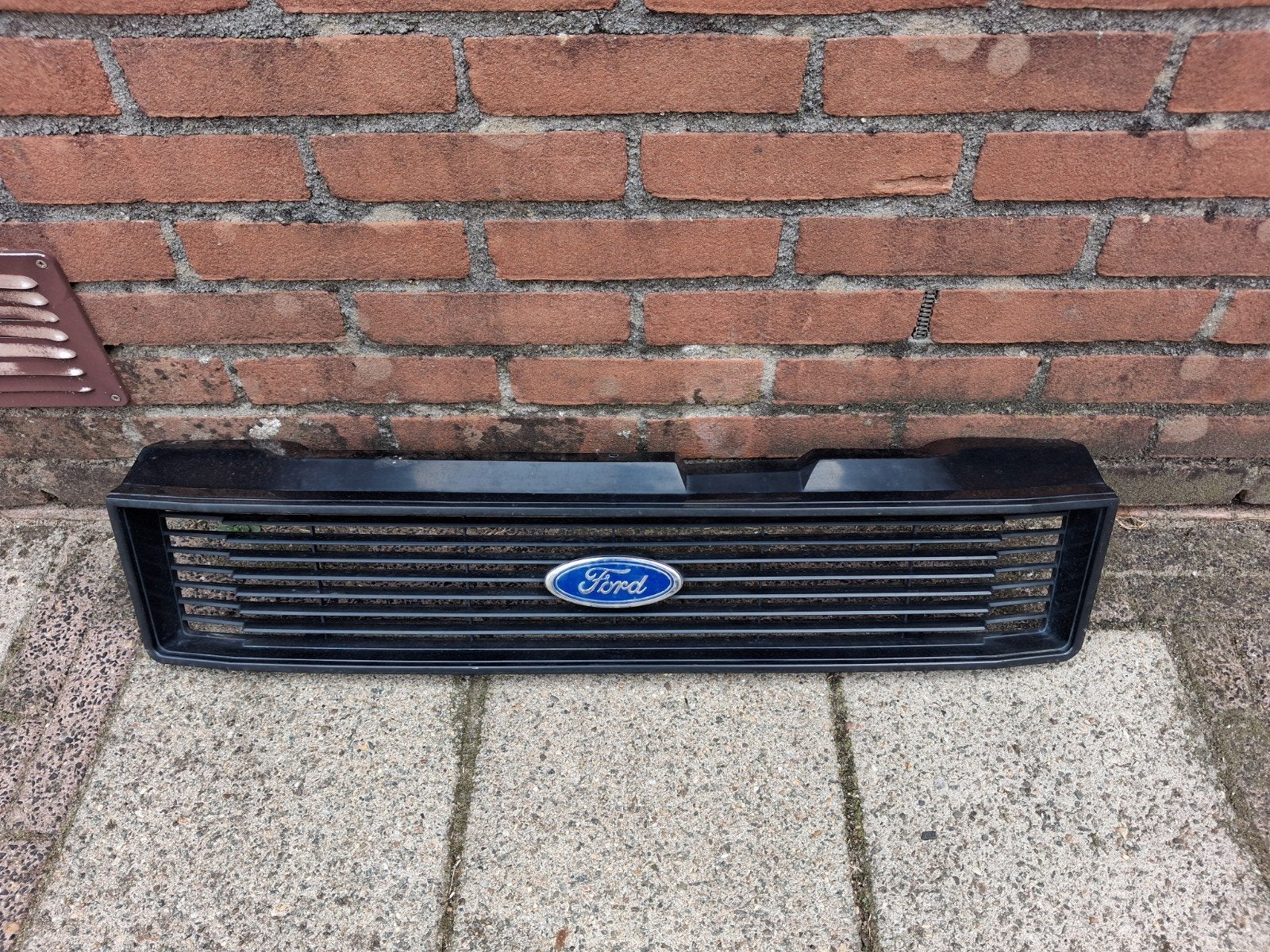 Ford  taunus grille - Gebruikt., Ophalen of Verzenden, Gebruikt, Voor, Ford