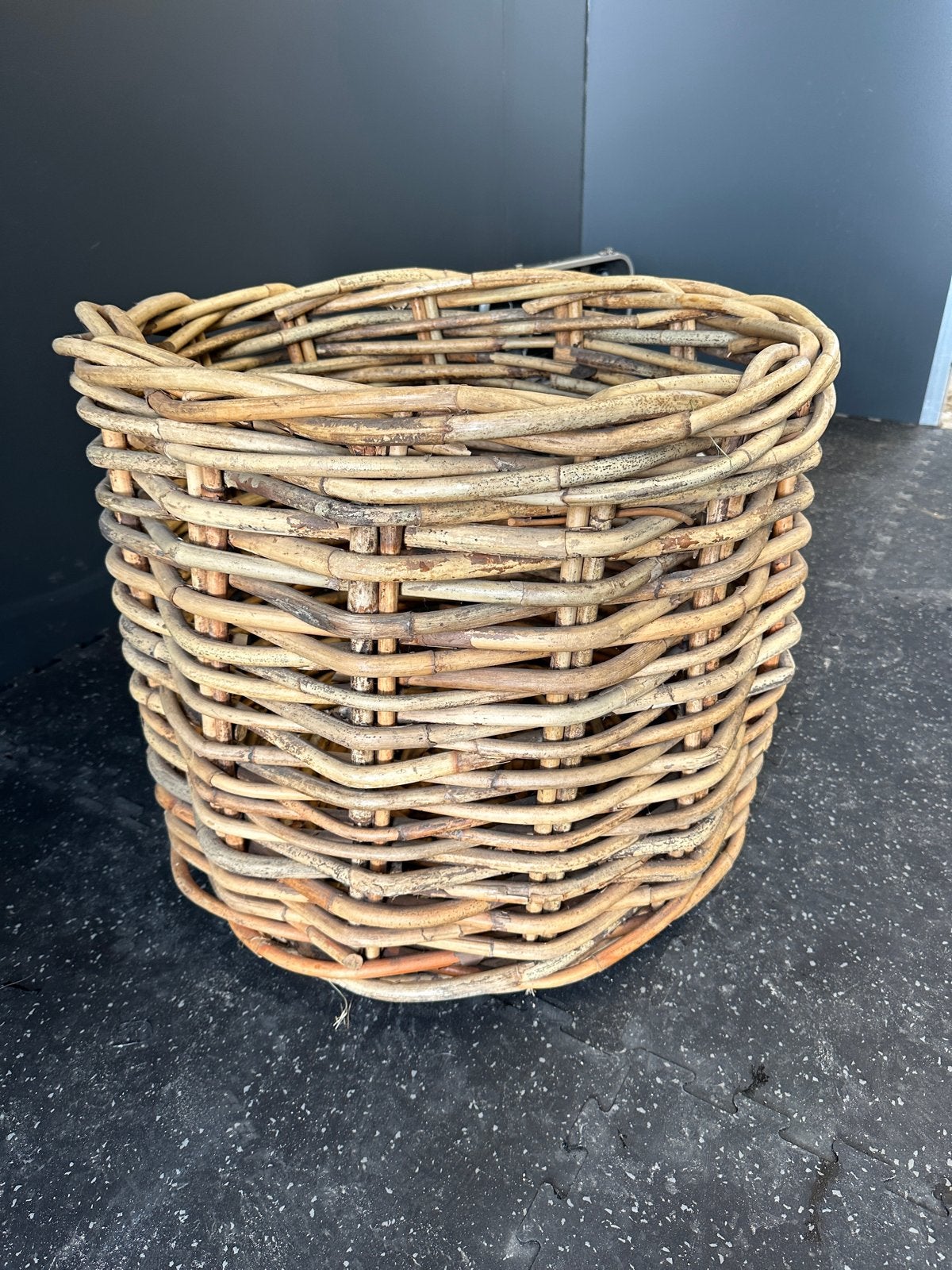 Grote ronde rieten mand - 70 cm, Ophalen, Gebruikt, Gevlochten, Mand