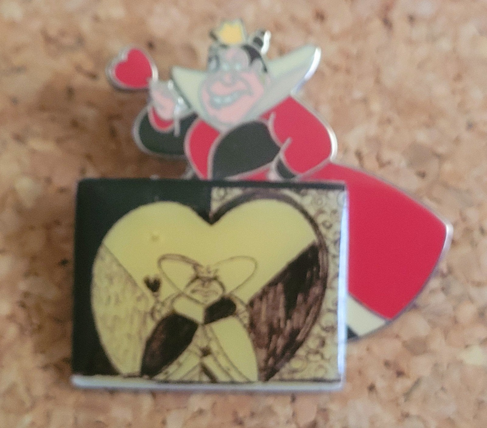 LE Disney Catalog Villains with a sketch pin Hartenkoningin, Verzenden, Overige figuren, Zo goed als nieuw, Overige typen