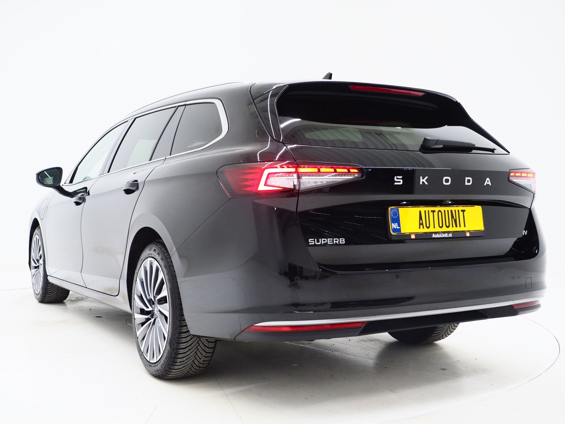 Skoda Superb Combi 1.5 TSI PHEV Laurin & Klement | Leder | M, 4 cilinders, Zwart, 1747 kg, Adaptive Cruise Control