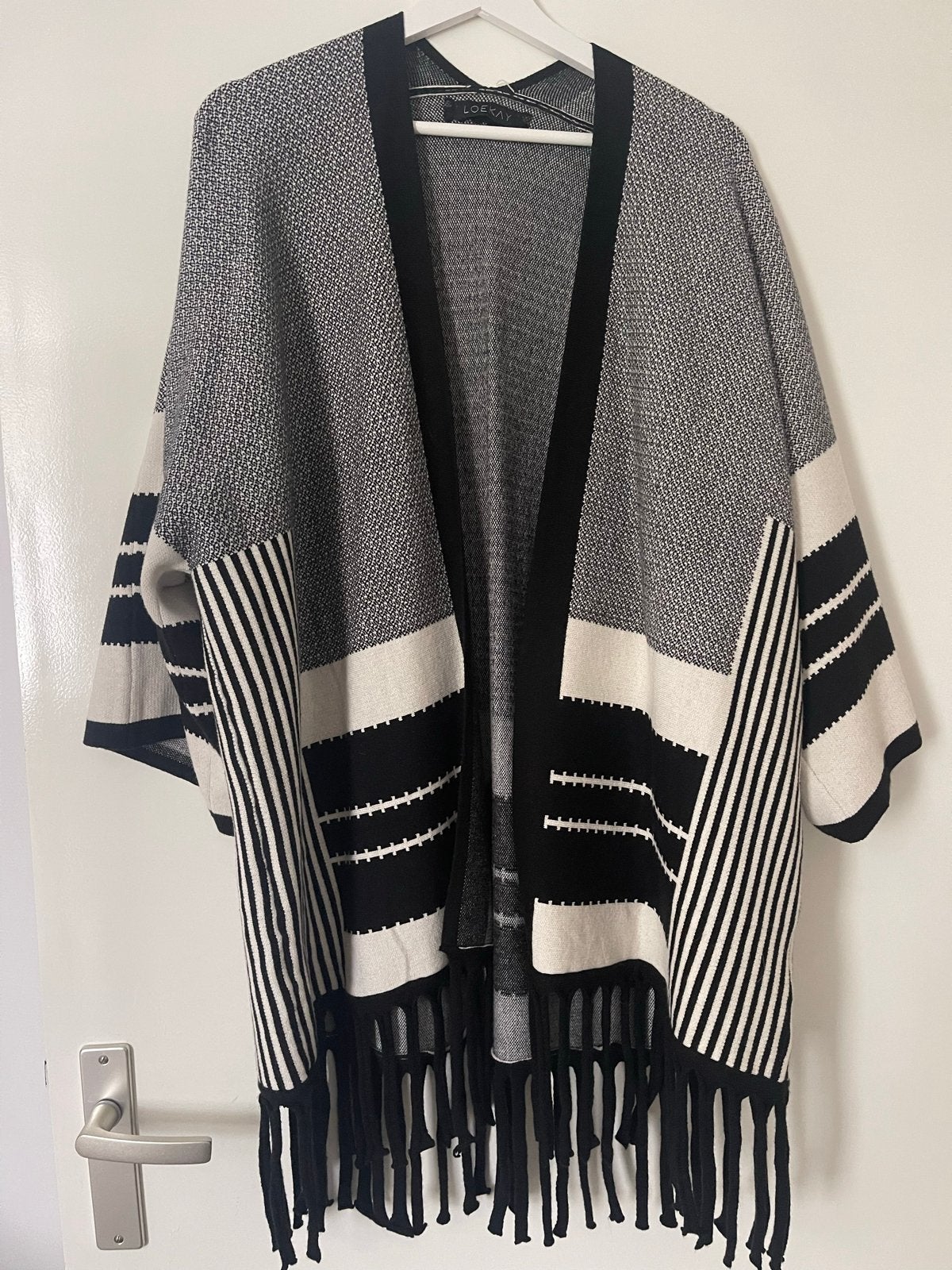 Zo goed als nieuwe Loekay poncho, one size, Ophalen of Verzenden, Zo goed als nieuw, Maat 38/40 (M), Zwart