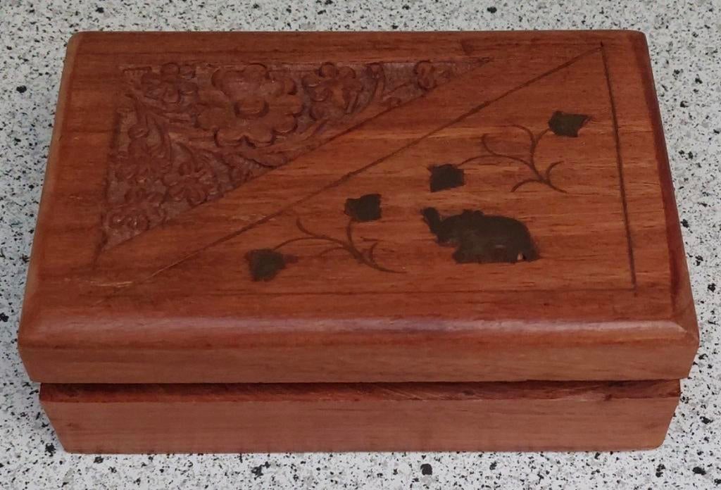 Schattige sieraden Houtsnijwerk
doosje Voor €45,00, Antiek en Kunst, Kunst | Beelden en Houtsnijwerken, Ophalen of Verzenden, Hout