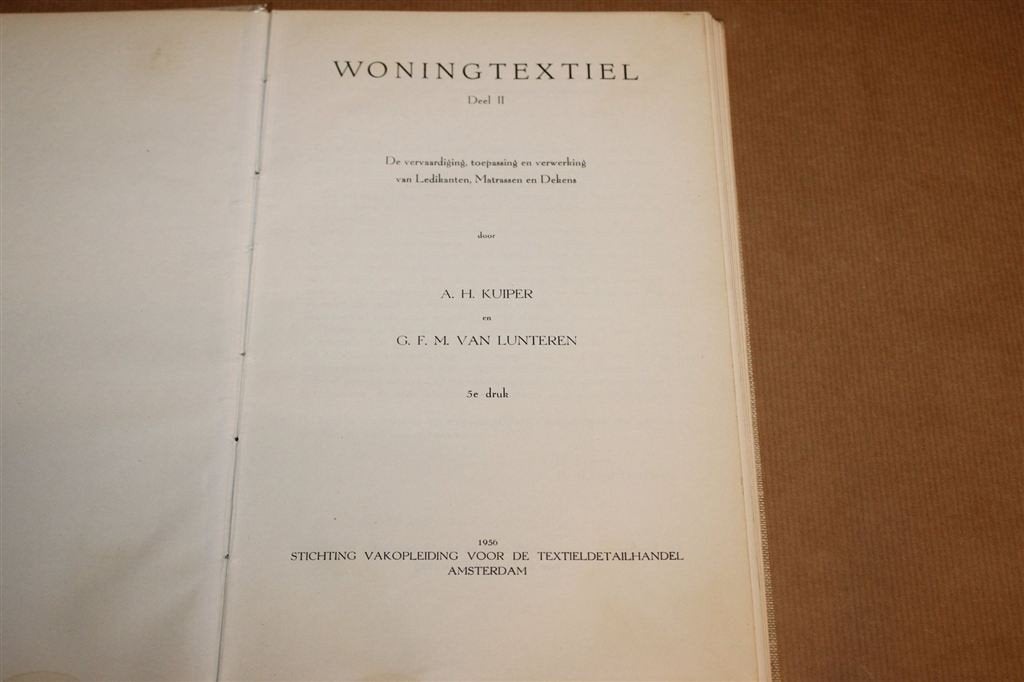 Ledikanten, Matrassen & Dekens — Woningtextiel, Vintage 1956, Ophalen of Verzenden, Gelezen, Overige onderwerpen