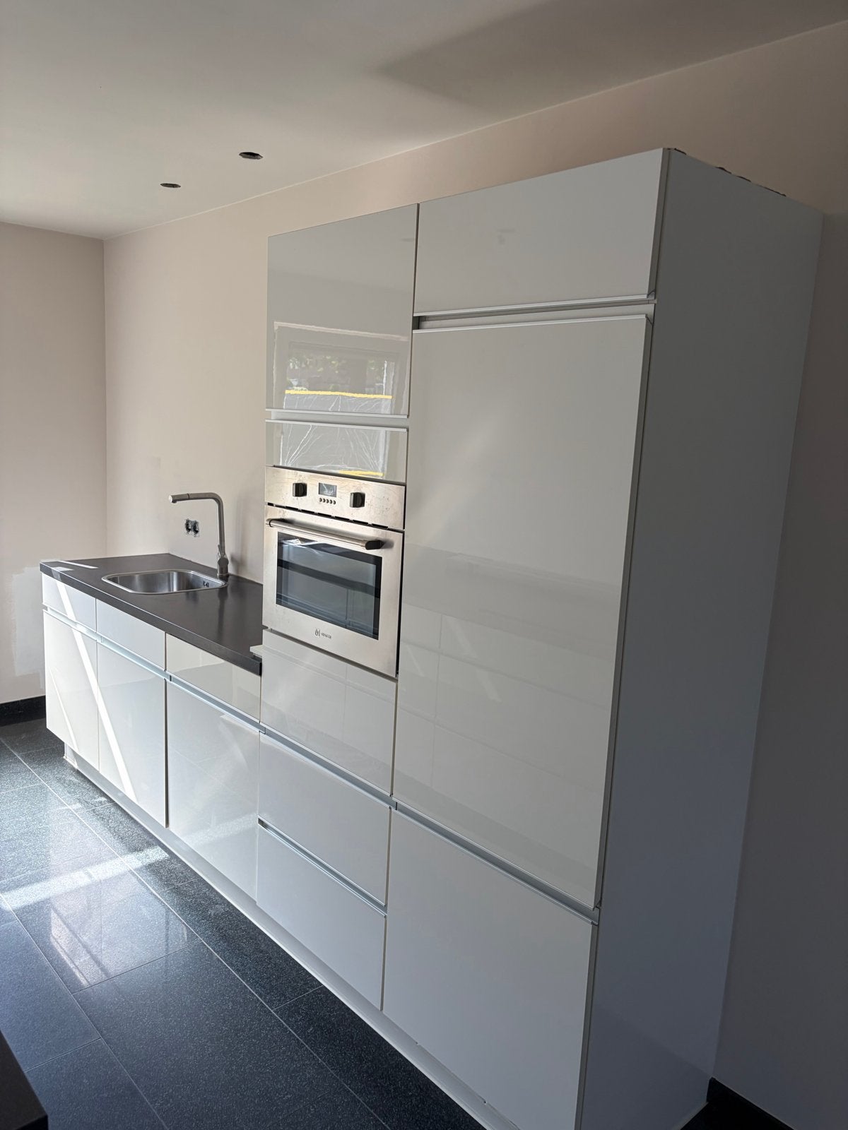 Moderne keuken met eiland, vaatwasser, oven, inductie, ijska, Ophalen, Gebruikt, Wit, Overige typen