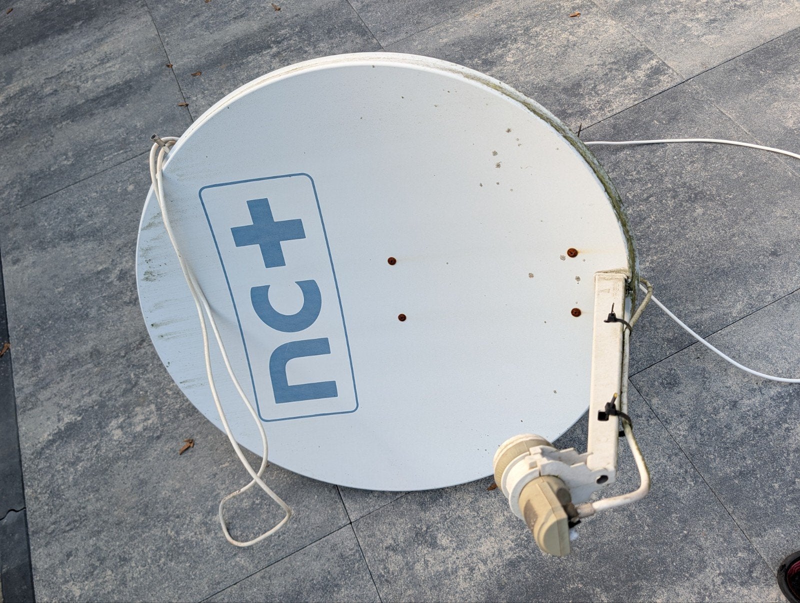 NC+ Satellietschotel met LNB en bevestigingsbeugel, Ophalen, Gebruikt, (Schotel)antenne, Overige merken