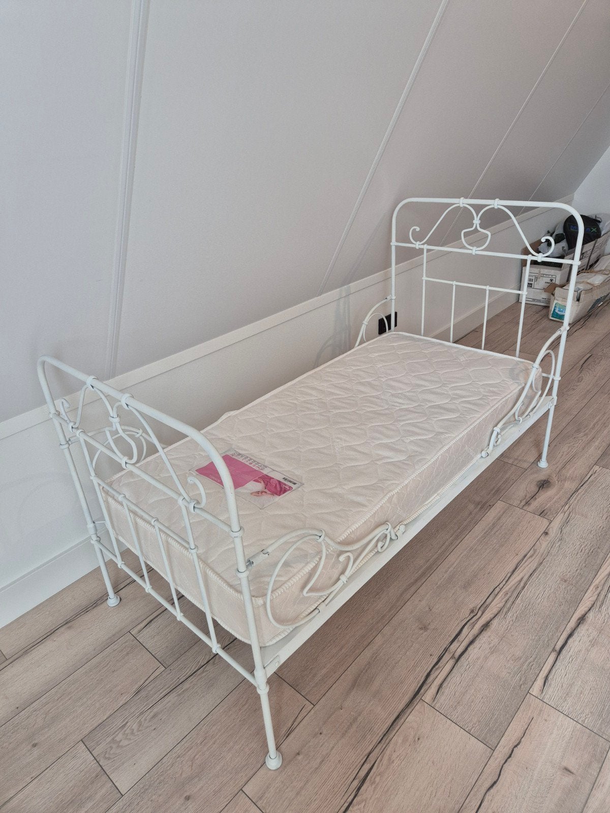 Wit brocant metalen peuterbed 70x150 cm met eventueel matras, Huis en Inrichting, Ophalen, Gebruikt, Wit, 190 cm of minder