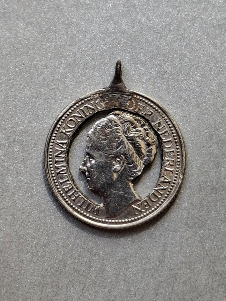 Wilhelmina 1940 hangertje 25 cent uitgesneden stil verzet, Verzamelen, Ophalen of Verzenden, Overige soorten, Nederland, Embleem of Badge