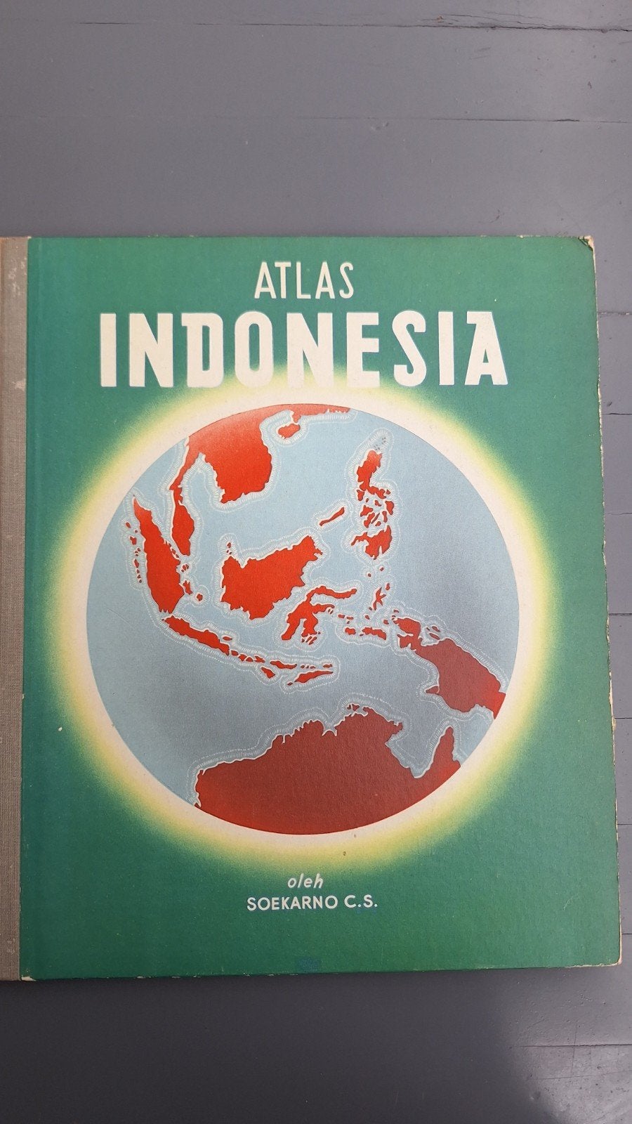 Gebonden Atlas Indonesië door Soekarno C.S. (1953), Boeken, Atlassen en Landkaarten, Gelezen, Overige atlassen, Overige gebieden