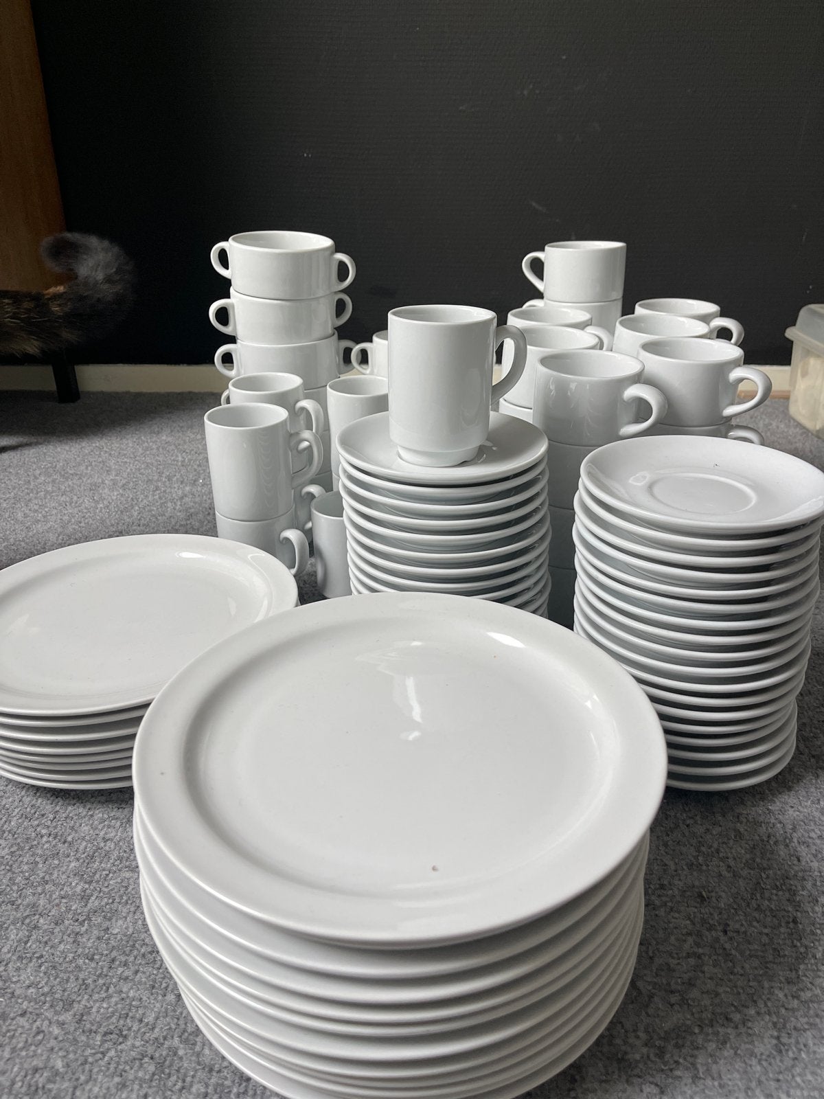 Groot horeca serviespakket: borden, schotels, koppen, mokken, Ophalen, Zo goed als nieuw, Keramiek, Compleet servies