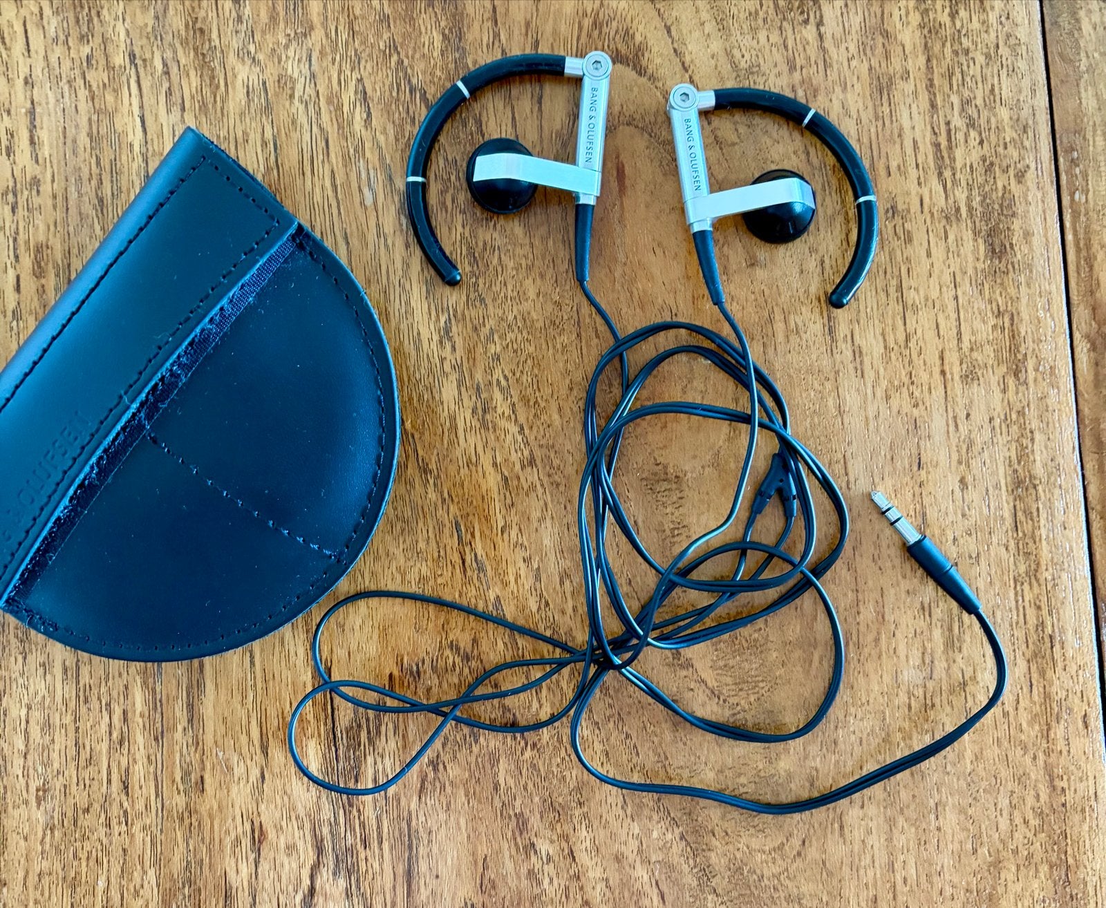 Bang & Olufsen A8 oortelefoons met leren tasje, In-ear, Ophalen of Verzenden, Zo goed als nieuw, Bang & Olufsen