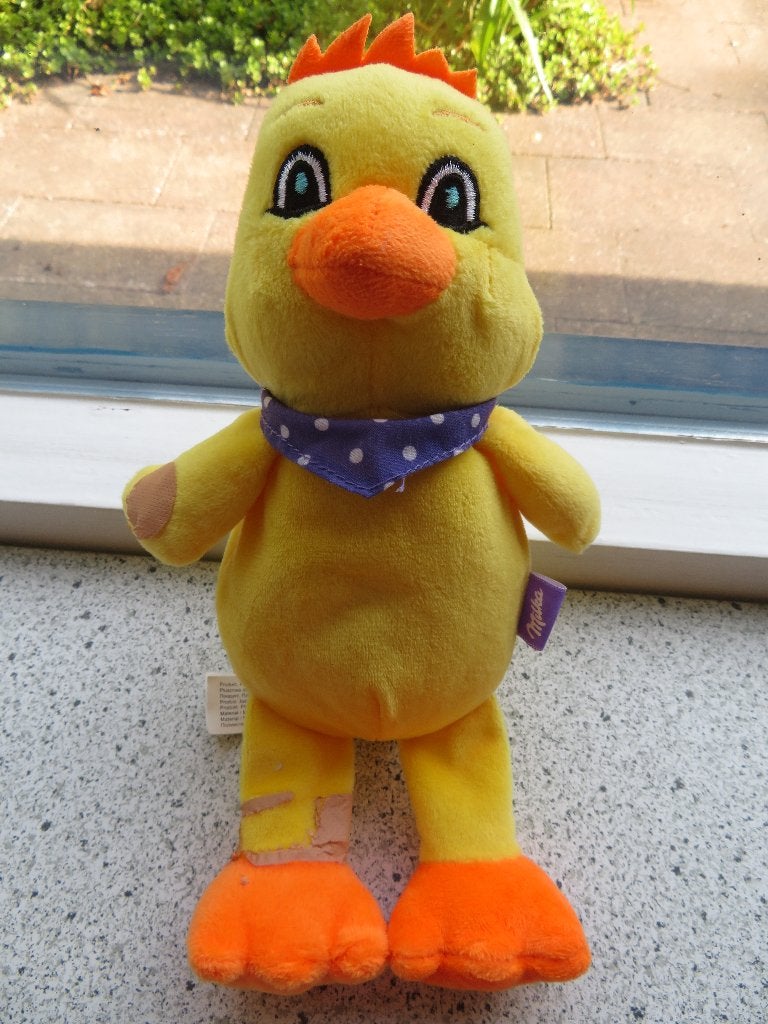 Eend of eendje merk Milka geel velours paarse halsdoek, Geel, Ophalen of Verzenden, Zo goed als nieuw, Wasbaar