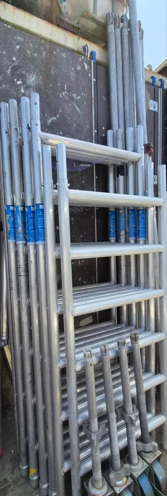 Te koop aluminium rolsteiger Werkhoogte 8.20 meter, Doe-het-zelf en Verbouw, Steigers, Asc, Gebruikt, Ophalen of Verzenden, Rolsteiger of Kamersteiger